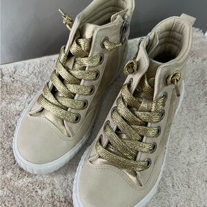 High-Top girls Sneakers in Cream with Gold Accents